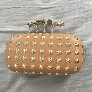 Skull knuckle clutch